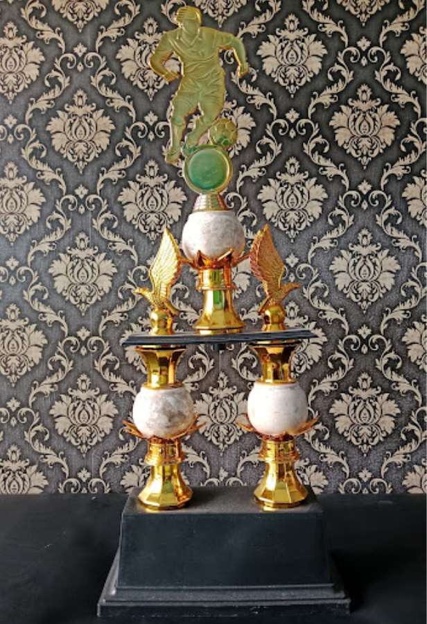 trophy piala plastik marmer lomba sepakbola dengan bola mini di atas