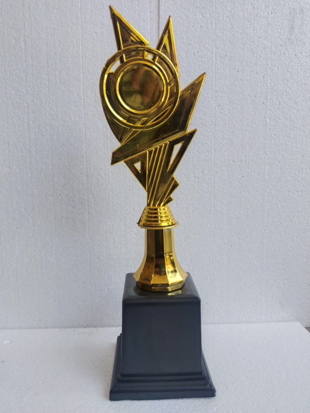 trophy piala plastik warna emas mengkilap